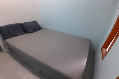 Imagen de la habitación del Hotel SPOT ON 92814 Gioba Kost Syariah. Foto 20