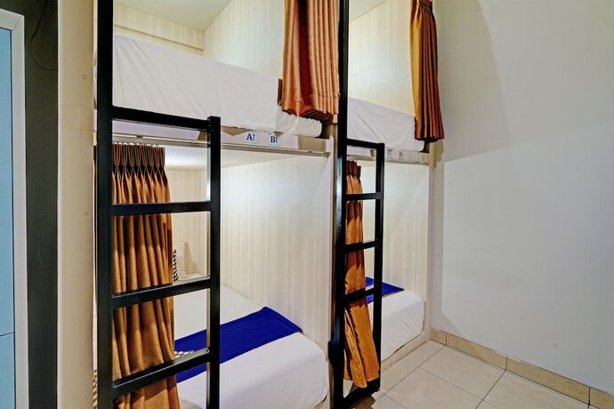 Imagen de la habitación del Hotel SPOT ON 92975 Aria Hostel Capsul Cihampelas. Foto 17