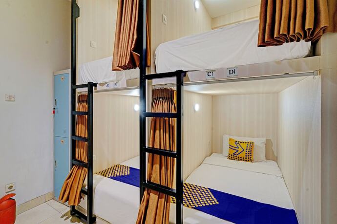 Imagen general del Hotel SPOT ON 92975 Aria Hostel Capsul Cihampelas. Foto 8