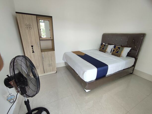 Imagen de la habitación del Hotel SPOT ON 93367 Wisma Sidosari Syariah. Foto 19