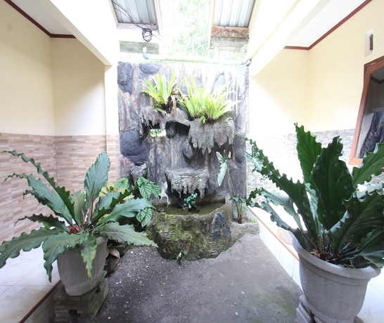Imagen de los interiores del Hotel SPOT ON 93651 Losmen Ida. Foto 9