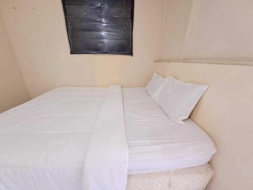 Imagen de la habitación del Hotel SPOT ON 93840 Guest House Amanda Syariah. Foto 19