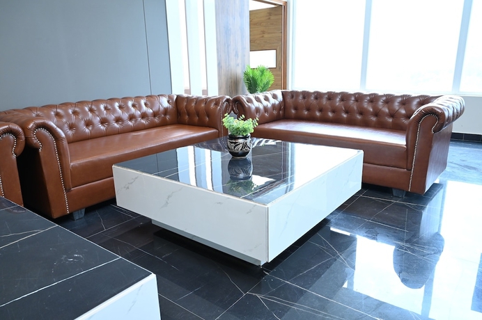 Imagen de los interiores del Hotel SPT Clarks Inn Suite Mandi. Foto 10