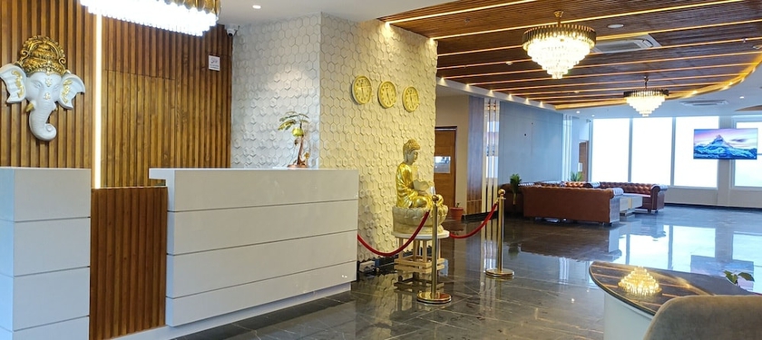 Imagen de los interiores del Hotel SPT Clarks Inn Suite Mandi. Foto 13