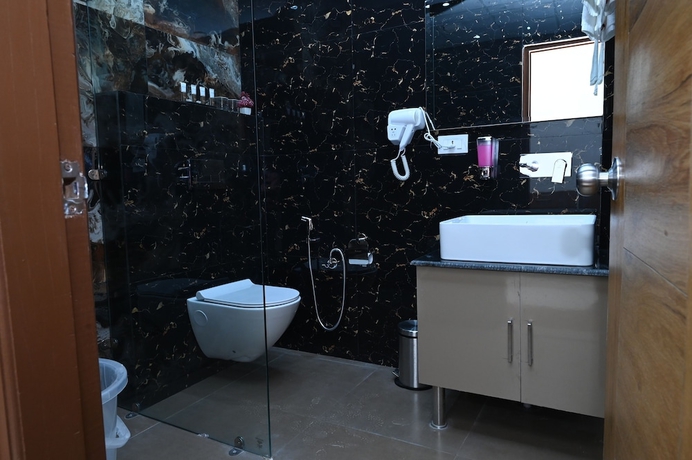 Imagen de la habitación del Hotel SPT Clarks Inn Suite Mandi. Foto 5