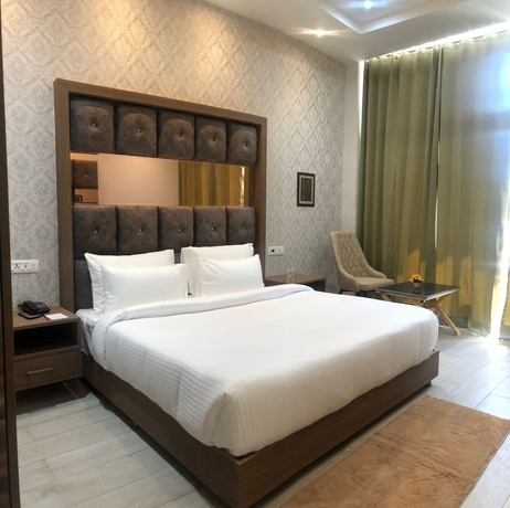 Imagen de la habitación del Hotel SPT Clarks Inn Suite Mandi. Foto 7
