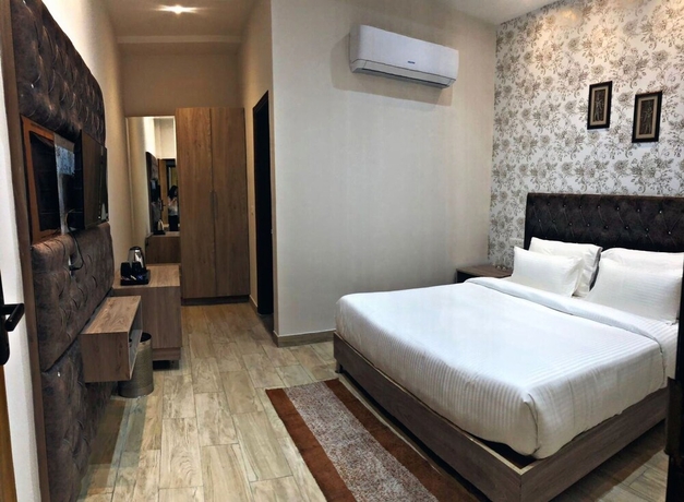 Imagen de la habitación del Hotel SPT Clarks Inn Suite Mandi. Foto 9