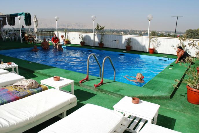 Imagen de la piscina del Hotel ST. JOSEPH. Foto 6
