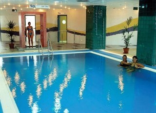Imagen de la piscina del Hotel STADION. Foto 6