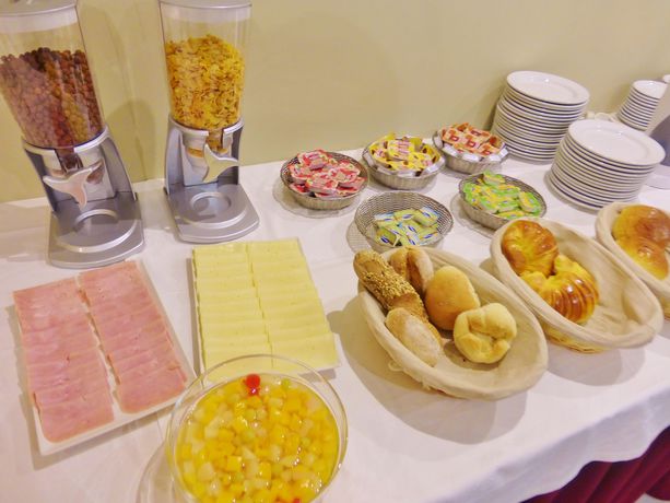 Imagen del bar/restaurante del Hotel STAYSOME Porto Herculano. Foto 3