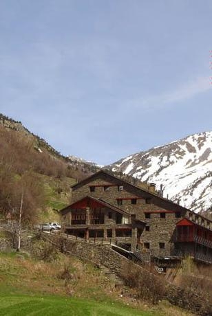 Imagen de los exteriores del Hotel SUBIRA. Foto 6