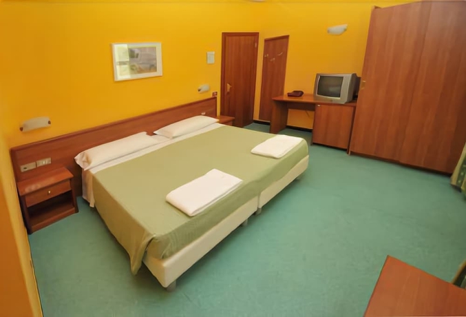 Imagen de la habitación del Hotel SUD EST. Foto 10