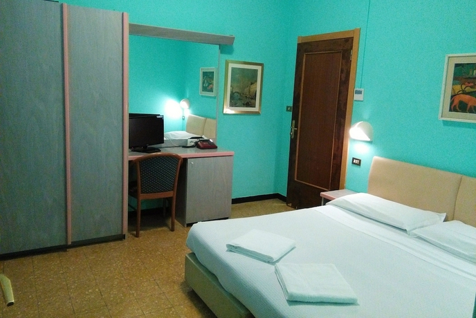 Imagen de la habitación del Hotel SUD EST. Foto 11