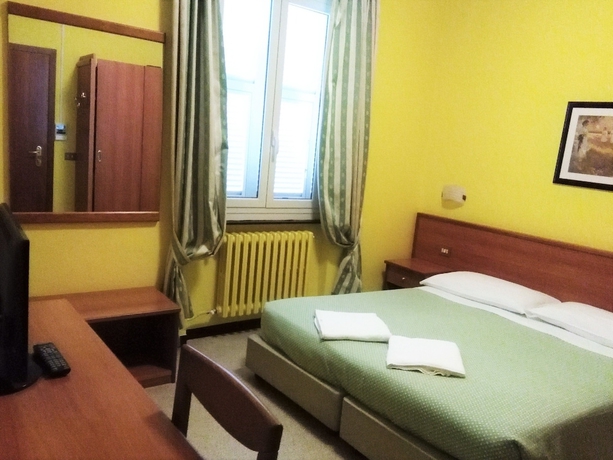 Imagen de la habitación del Hotel SUD EST. Foto 13