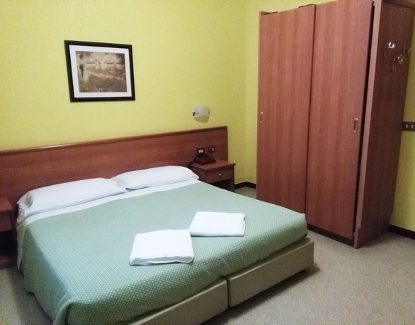 Imagen de la habitación del Hotel SUD EST. Foto 14