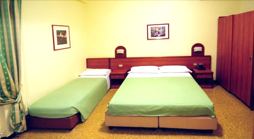 Imagen de la habitación del Hotel SUD EST. Foto 15