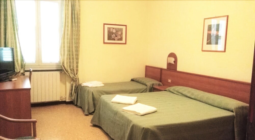 Imagen de la habitación del Hotel SUD EST. Foto 16