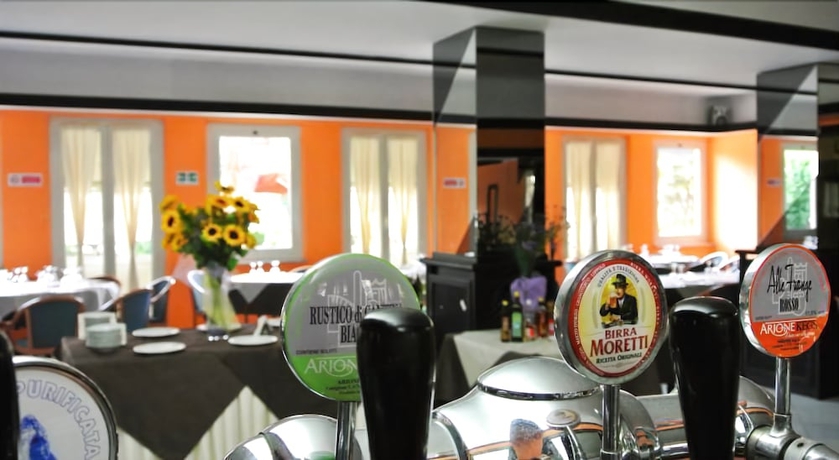 Imagen del bar/restaurante del Hotel SUD EST. Foto 4