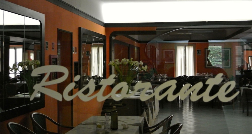 Imagen del bar/restaurante del Hotel SUD EST. Foto 5