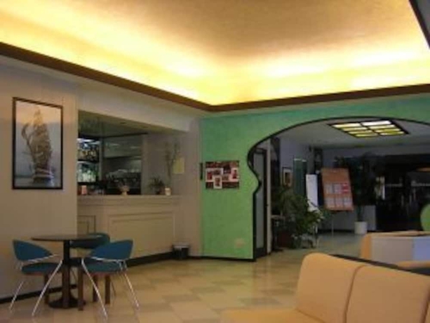 Imagen del bar/restaurante del Hotel SUD EST. Foto 6