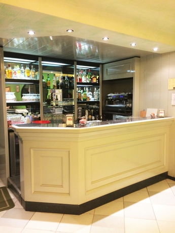 Imagen del bar/restaurante del Hotel SUD EST. Foto 7