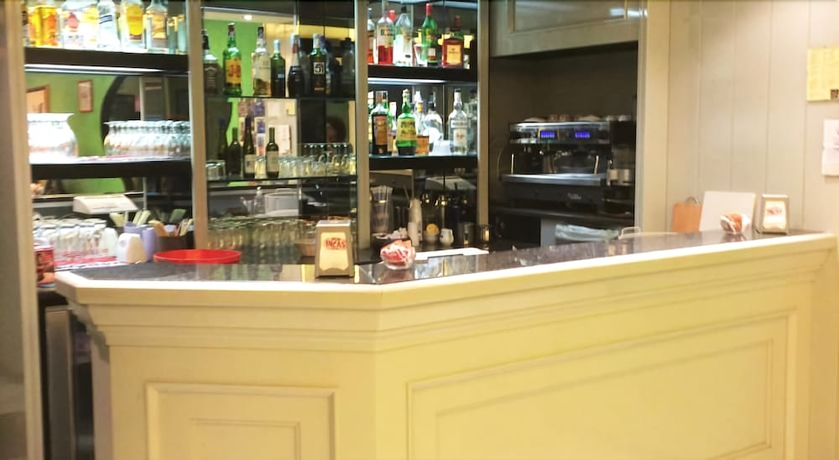Imagen del bar/restaurante del Hotel SUD EST. Foto 8