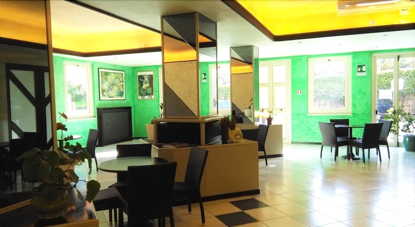 Imagen de los interiores del Hotel SUD EST. Foto 19