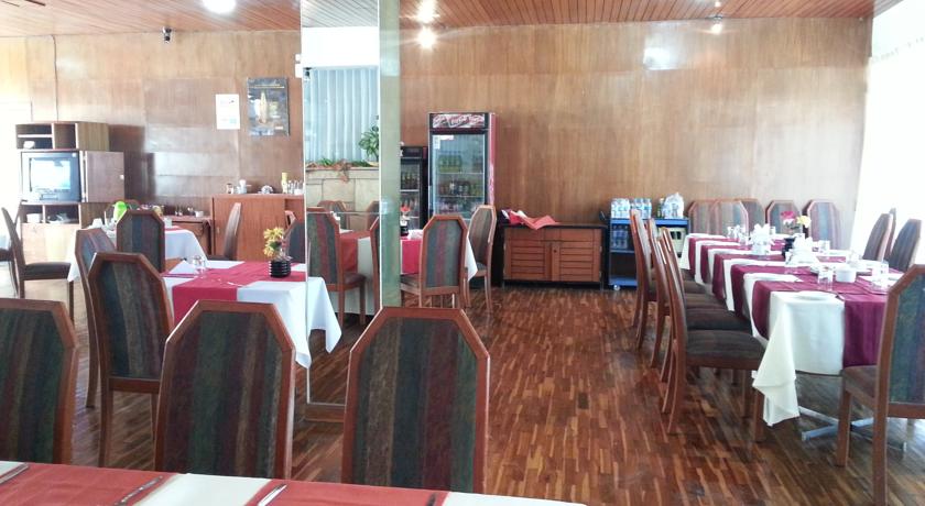 Imagen del bar/restaurante del Hotel SUITES DON CARLOS. Foto 2