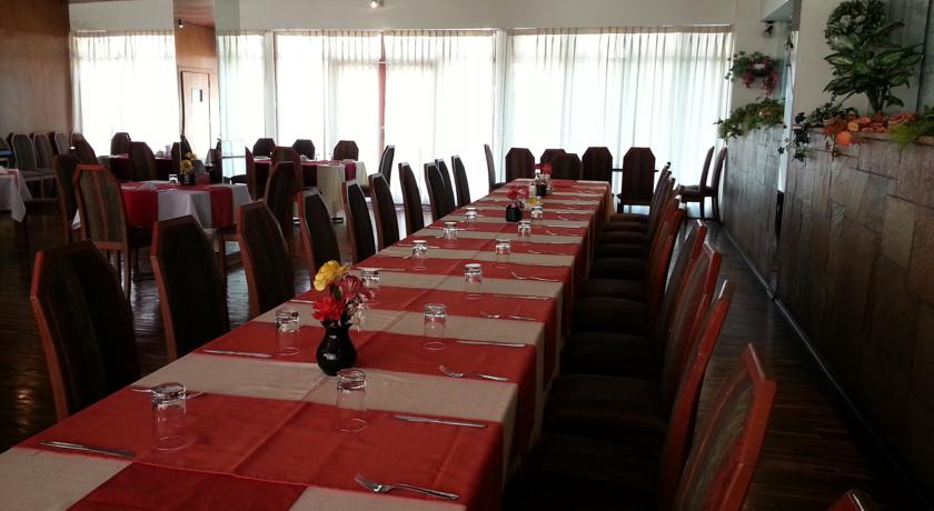 Imagen del bar/restaurante del Hotel SUITES DON CARLOS. Foto 3