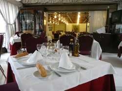 Imagen del bar/restaurante del Hotel SUITES FOXA 25. Foto 2