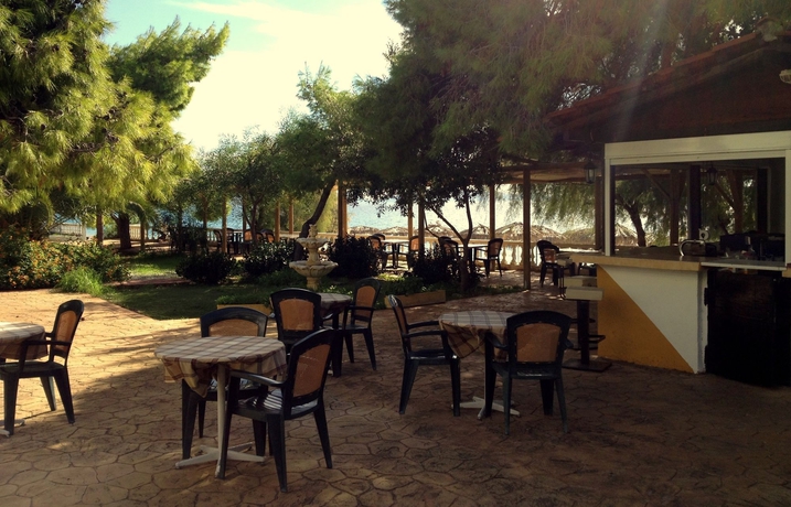 Imagen del bar/restaurante del Hotel SUN KINETA Beach Front. Foto 4