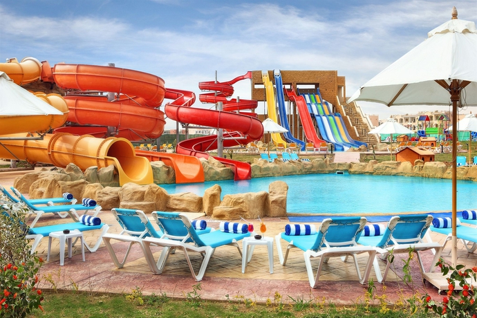 Imagen de la piscina del Hotel SUNRISE TIRANA AQUA PARK. Foto 9