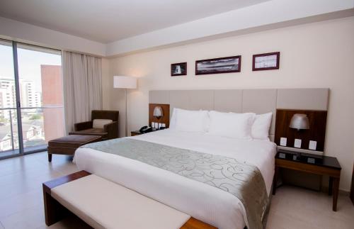 Imagen de la habitación del Hotel SUNSOL UNIK Luxury. Foto 18