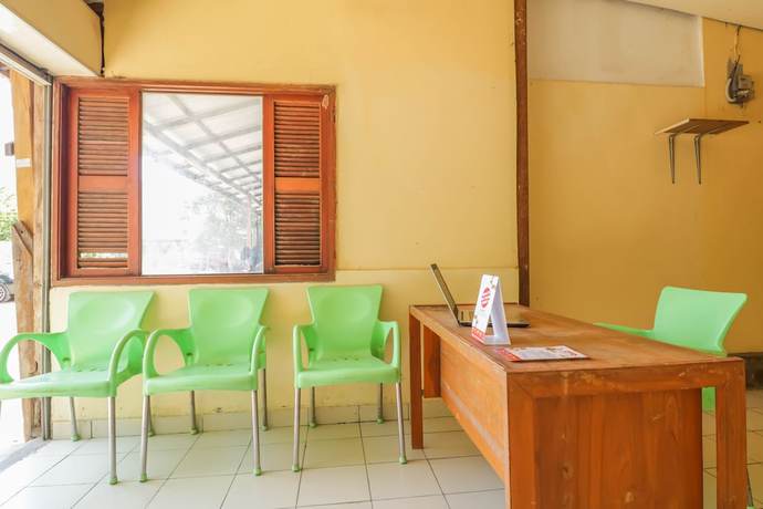 Imagen de los interiores del Hotel SUPER OYO 1755 De\'balcon Accomodation Near Ngurah Rai Airport. Foto 17