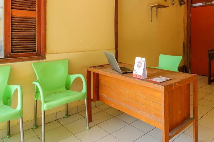 Imagen de los interiores del Hotel SUPER OYO 1755 De\'balcon Accomodation Near Ngurah Rai Airport. Foto 18