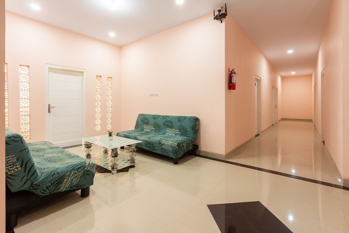 Imagen de los interiores del Hotel SUPER OYO 2008 Sellinas Family Residence Syariah. Foto 17