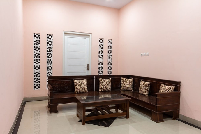 Imagen de los interiores del Hotel SUPER OYO 2008 Sellinas Family Residence Syariah. Foto 18