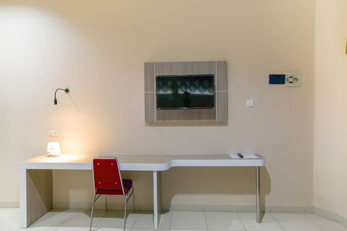 Imagen de la habitación del Hotel SUPER OYO 2320 Charvita. Foto 8