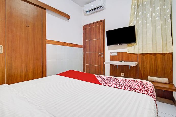 Imagen de la habitación del Hotel SUPER OYO 90422 Mall Of Indonesia. Foto 2