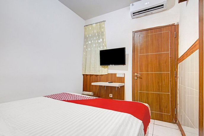 Imagen de la habitación del Hotel SUPER OYO 90422 Mall Of Indonesia. Foto 16