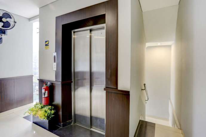 Imagen de los interiores del Hotel SUPER OYO Capital O 90056 Wisma Kebon Kacang 9. Foto 16