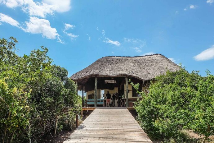 Imagen general del Hotel Saadani Safari Lodge - bush, river, beach (All Inclusive! meals / drinks and Safaris!). Foto 7