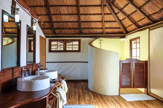 Imagen general del Hotel Saadani Safari Lodge - bush, river, beach (All Inclusive! meals / drinks and Safaris!). Foto 8