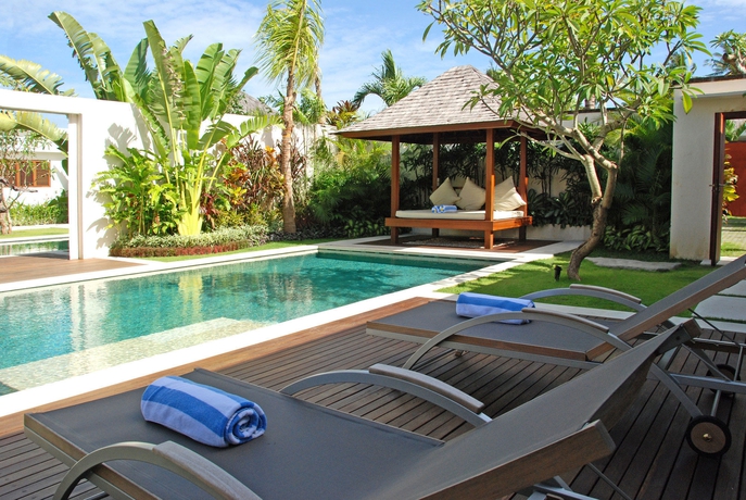 Imagen de la piscina del Hotel Saba Villa. Foto 12