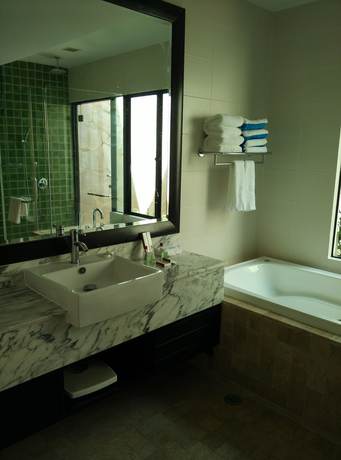 Imagen de los exteriores del Hotel Sabah Beach Villas And Suites. Foto 14