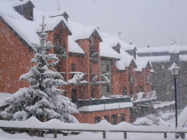 Imagen de los exteriores del Hotel Sabocos. Foto 8