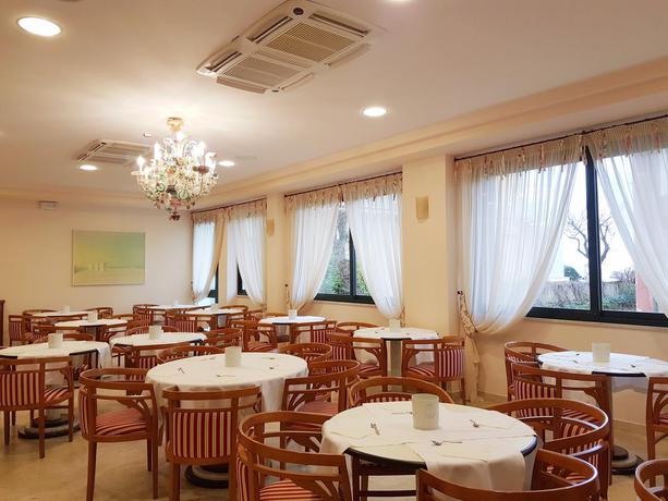 Imagen del bar/restaurante del Hotel Sabra. Foto 4