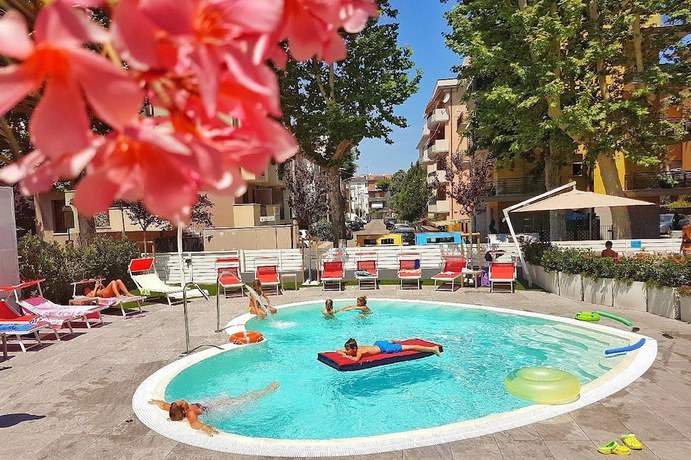 Imagen de la piscina del Hotel Sabrina Rimini. Foto 18