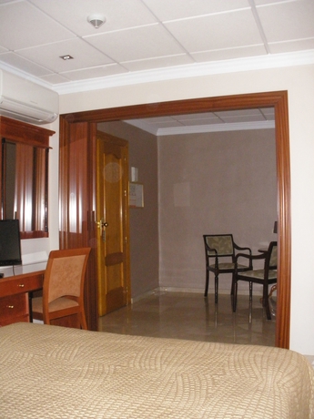 Imagen de la habitación del Hotel Sacromonte. Foto 9