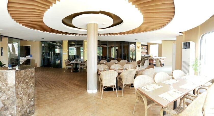 Imagen del bar/restaurante del Hotel Safari Hotel And Villas. Foto 3